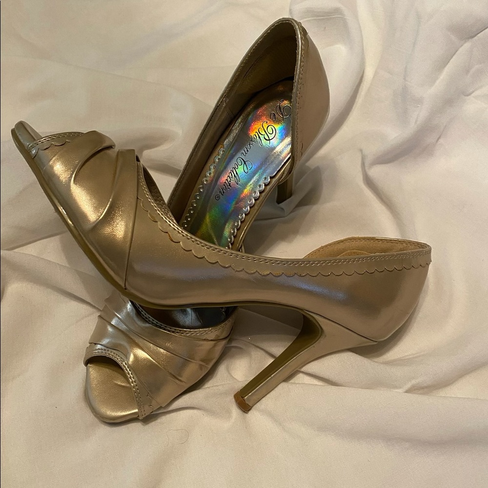 Gold Pumps